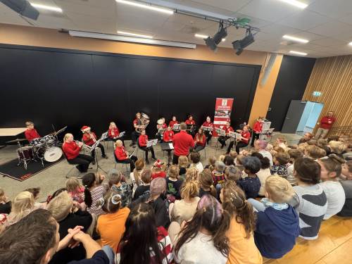 Besøk av korpset som holdt konsert